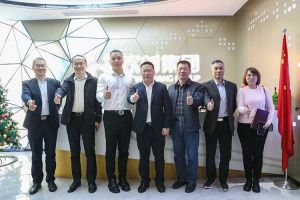 广州市与番禺区人力资源和社会保障局领导莅临爱游戏网页版注册（中国区）官方网站
集团调研指导